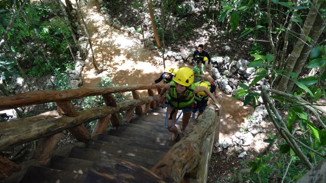 Montando a lo alto del cenote